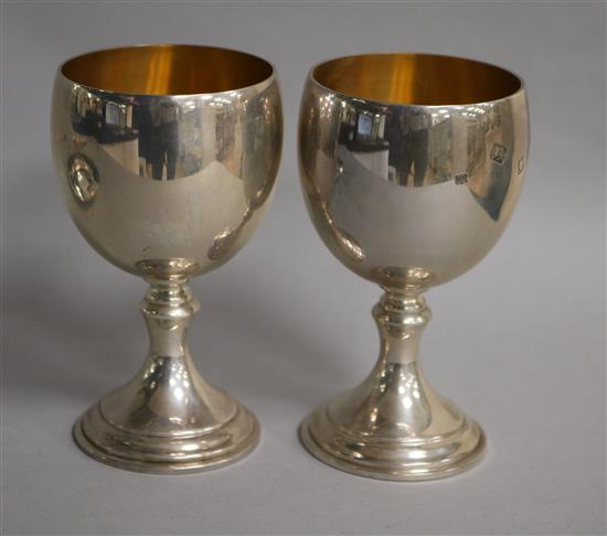 A pair of modern silver wine goblets,London, 1971, 11.8cm.